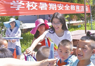 寧夏銀川市興慶區掌政鎮鎮河村副書記浦靜麗給小學生宣講安全知識。 龐立平攝.jpg