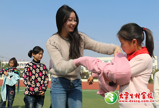 江蘇省灌云縣大學(xué)生村官日前走進(jìn)該縣益海助學(xué)中心，為孤兒織衣送溫暖。圖為大學(xué)生村官陳靜文給孩子們?cè)嚧┟隆浅抗鈹z2.jpg
