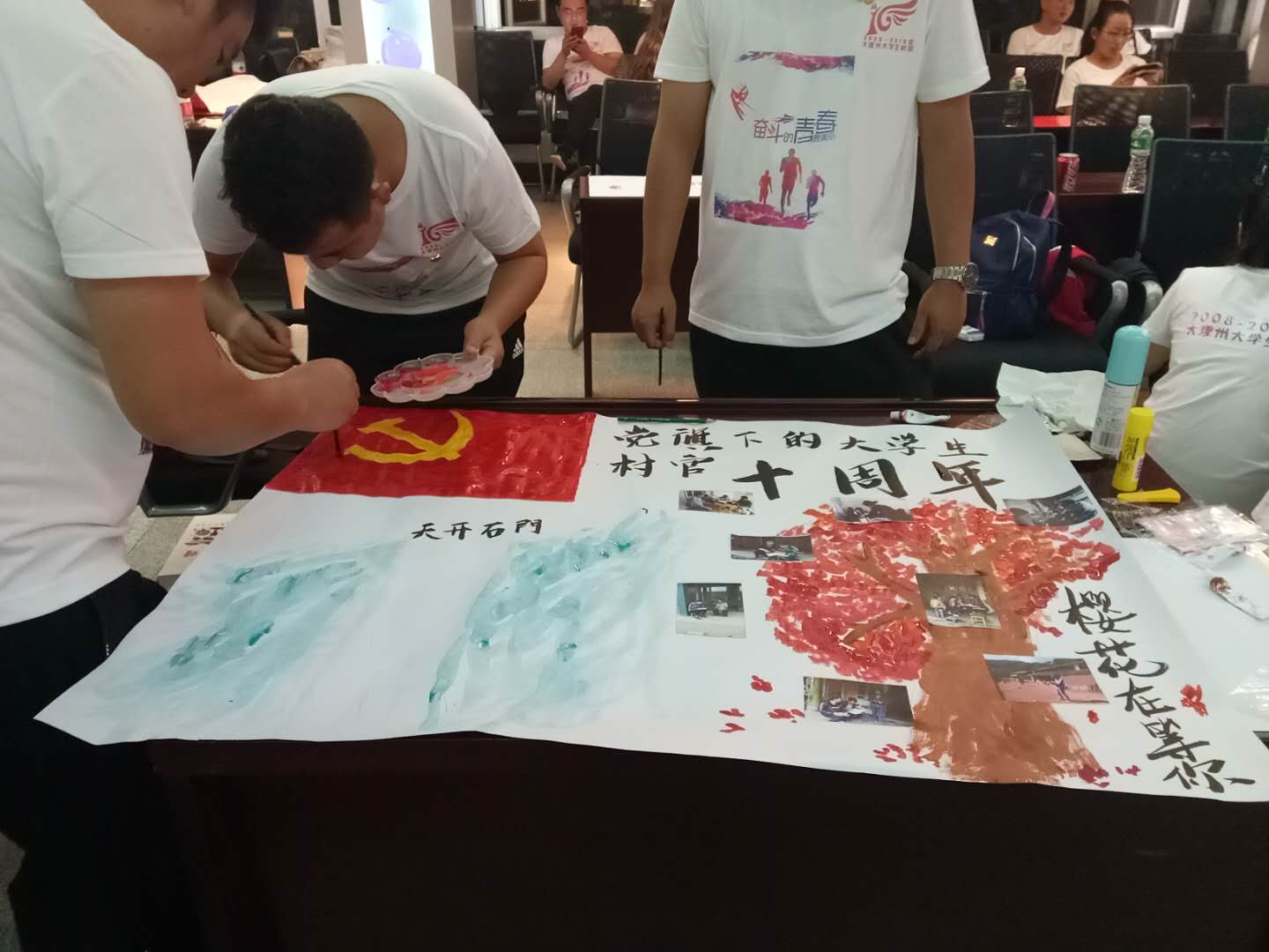 圖三：大學生村官代表制作DIY海報.jpg