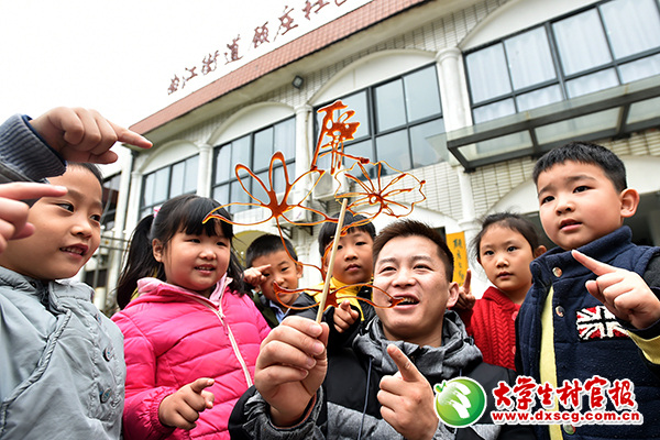 11月16日，江蘇省揚州市廣陵區顧莊社區大學生村官郭志龍開展廉政糖畫制作活動，讓社區里的孩子們切身感受傳統糖藝的神奇魅力與廉潔文化的豐富內涵。莊文斌攝2.jpg