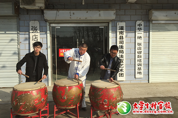江蘇省連云港市市級非物質文化遺產張店鑼鼓深受群眾喜愛。該市灌南縣張店鎮大學生村官工作之余拜張店鑼鼓傳承人封火雷為師，學習鑼鼓技藝。圖為村官在封火雷的指導下練習鑼鼓。潘志貴 溫洋洋攝2.jpg