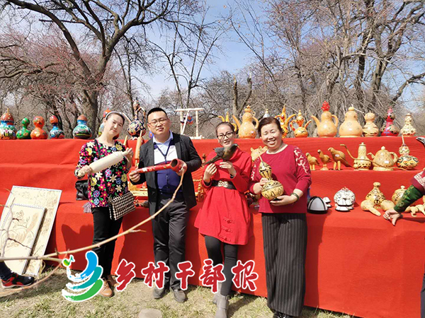 圖為陳桂花（右一）和姐妹們在展示手工藝品。2 .jpg
